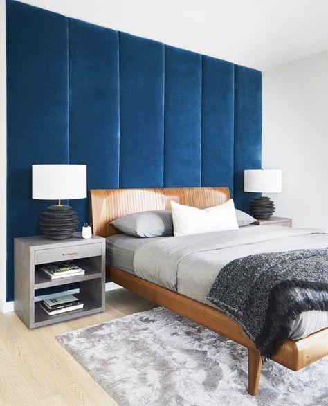 Modern bedroom upholstered walls wall panel headboard teal blue velvet Blue Bedroom Decor Ideas, Blue Bedroom Furniture, Velvet Wall, Home Bedroom Design, Blue Bedroom Walls, Upholstered Wall Panels, Brazilian Design, Upholstered Walls, Contemporary Bedroom Furniture