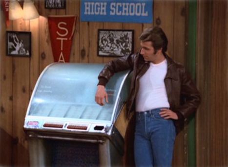 The Fonz is always so cool! Happy Days Tv Show, Fonzie Happy Days, 1980s Tv Shows, The Fonz, Laverne & Shirley, Happy Day Quotes, Gray Sky, Juke Box, Teddy Boys