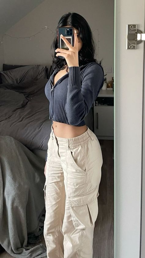 Cargo Pants Outfit For School, Beige Cargo Outfits Women, Beige Cargos Outfits, Casual Cargo Pants Outfit, Beige Pants Outfit Ideas, Cargo Pants Outfit Girl, Cargo Outfit Ideas, Beige Cargo Pants Outfit, Cargo Outfits Women