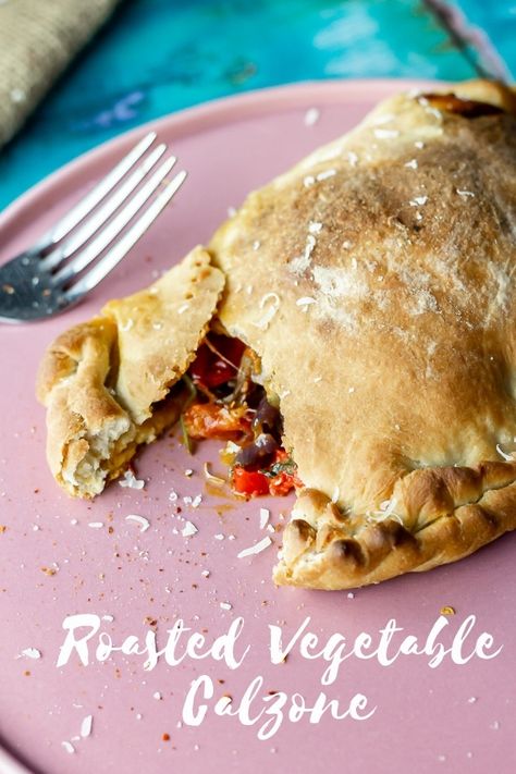 Calzone Vegetarian, Veg Calzone Recipe, Calzone Filling Ideas, Vegetarian Calzone, Vegan Calzone, Calzone Recipes, Calzone Recipe Easy, Savoury Bakes, Calzone Recipe