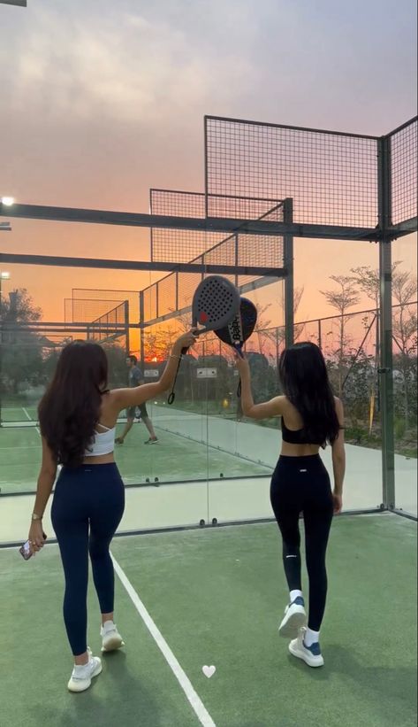 Tenis Outfits Sport Women, Aesthetic Tennis Pictures, Beach Tennis Aesthetic, Playing Tennis Aesthetic, Tenis Aesthetic Sport, Tennis Court Dimensions, Tenis Aesthetic, Tennis Friends, Tennis Girl Aesthetic