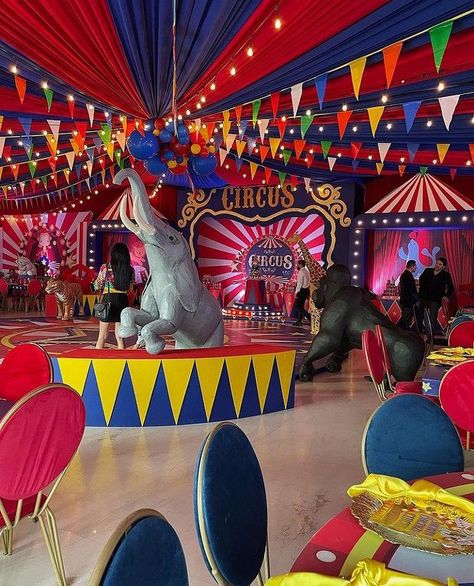 Circus 🎪🎡🎠❤ Circus Party Entrance, Vintage Circus Theme Party Decorations, Circus Theme Backdrop, Vintage Circus Decorations, Circus Stage Design, Carnival Theme Decor, Circus Theme Party Decorations, Circus Backdrop, Circus Stage