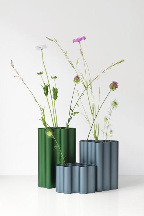 bouroullec brothers vitra nuage vase maison et objet fall 2016 designboom Bouroullec Design, Ronan Bouroullec, Vases Design, Elephant Cushion, Bouroullec Brothers, Scandinavia Design, Pottery Inspo, Erwan Bouroullec, Bookcase Design