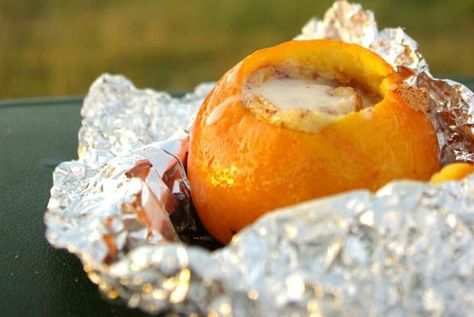 Oleander & Palm orange rolls Campfire Cakes, Fun Camping Ideas, Orange Cinnamon Rolls, Campfire Cake, Campfire Breakfast, Campfire Fun, Camping Menu, Camp Food, Orange Rolls