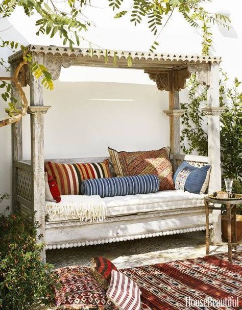 Outdoor Day Bed, Modern Moroccan Decor, Daybed Outdoor, La Fam, Bohemian Room Decor, Bohemian Room, Outdoor Daybed, Modern Moroccan, Day Bed