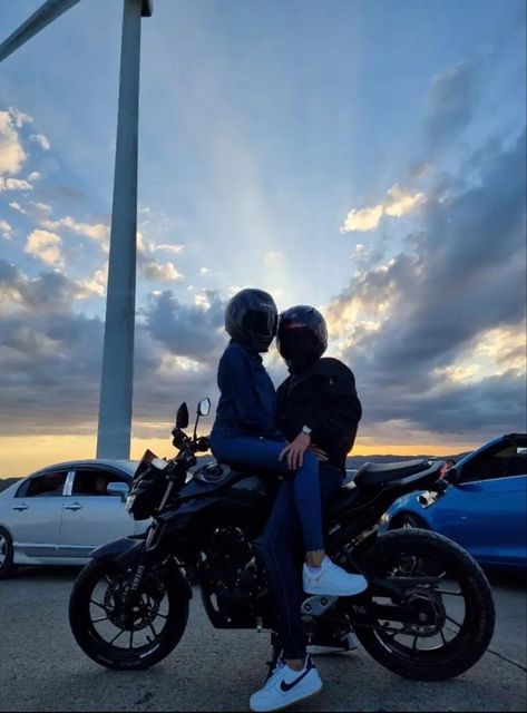 En Couple Love, Foto In Moto, Ideas Fotos En Pareja, Moto Couple, Couple Moto, Motorcycle Couple Pictures, Biker Couple, Biker Photography, Motorcycle Couple