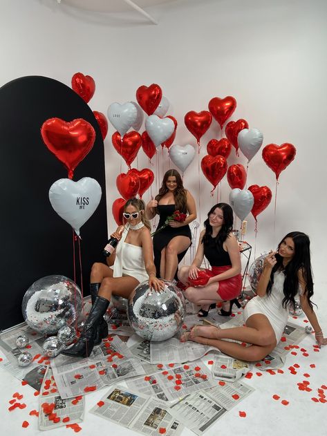 Happy Valentines day ❤️ Galentine Photoshoot Ideas, Valentines Day Picture Ideas, Valentines Minis, Valentines Day Photoshoot, Valentine Mini Session, Photo Zone, Valentines Day Pictures, Girl Vibe, Valentines Day Photos