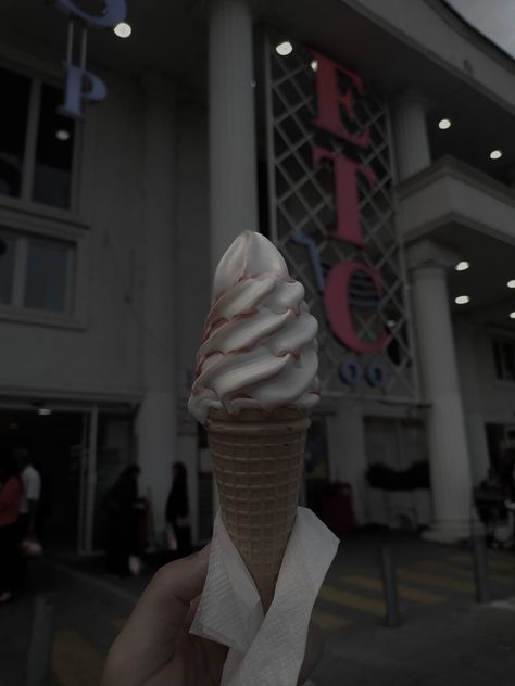 Ice Cream Dark Aesthetic, Ice Cream Aesthetic, Sundae Ice Cream, Cream Aesthetic, Aesthetic Dark, Ice Cream Sundae, Dark Academia, Dark Aesthetic, Ice Cream