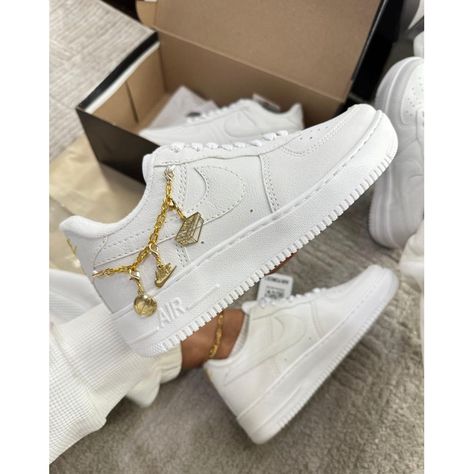 Compre TÊNIS NIKE AIR FORCE/tênis feminino/Moda feminina/Tenis branco/delicado/estiloso/unico/casual/branco e dourado na Shopee Brasil! Descubra o conforto e o estilo com o tênis Nike feminino! ✨Perfeito para qualquer ocasião, este tênis combina moda e funcionalidade. Sua sola durável proporciona tração ideal, enquanto o design elegante e moderno adiciona um toque de sofisticação ao seu visual. 👟Não perca a chance de adquirir o tênis Nike feminino e arrasar por onde passar! 📏 MEDIDAS: 3 Tenis Air Force, Tenis Nike, Preppy Outfits, O Design, Nike Air Force, Air Force, Nike Shoes, Nike Air, Force