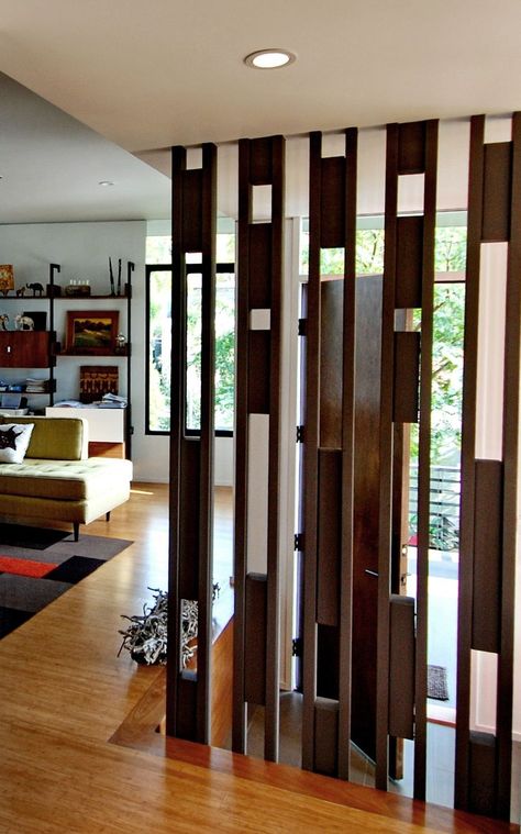 #Screen - The Shields House was designed by Venice-based architect Glen Bell, DEX Studio for John Shields: Wooden Partition Design, Modern Partition Walls, Wood Partition, Wall Partition Design, Wooden Partitions, Living Room Divider, Divider Design, Fa Fal, Living Room Partition