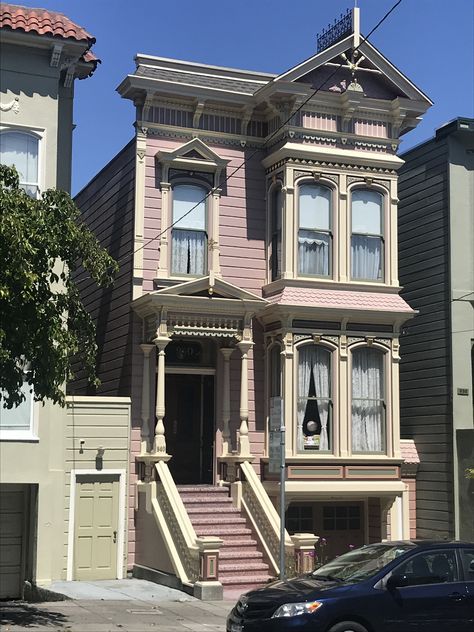 Cute Townhouse Exterior, Old Apartments Exterior, Small Victorian Homes Bloxburg, Cool House Ideas Exterior, Victorian Townhouse Exterior, San Francisco House Exterior, Town House Aesthetic, Townhouse Cottage, Townhouse Exterior Design