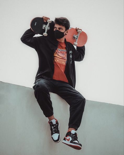 Street Style Pose with Skateboard | Roaxture Dynamic Skateboard Pose, Posing With Skateboard, Holding Skateboard Pose, Skateboard Poses Reference, Skater Pose Reference, Skateboarding Poses Reference, Slumped Pose, Skateboarding Reference, Skateboarding Poses