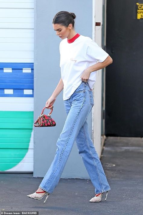 Kendall Jenner showcases casual fashion credentials in white 'Cherry' T-shirt and loose jeans | Daily Mail Online Jeans Casual Outfit, Kendall Jenner Outfits Casual, Stile Kendall Jenner, Jeans Heels Outfit, Jeans And T Shirt Outfit, Kendall Jenner Street Style, High Heels Outfit, Kendall Style, Jeans With Heels