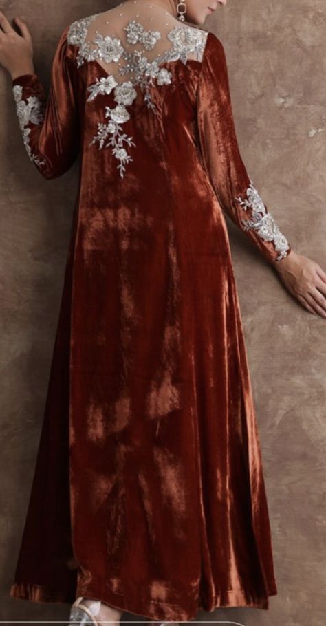 Velvet Pakistani Dress, Velvet Suit Design, डिजाइनर कपड़े, Velvet Dress Designs, Velvet Clothes, Velvet Suit, Simple Pakistani Dresses, Boutique Dress Designs, فستان سهرة