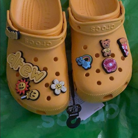 Croc Jibbitz Ideas, Crocs With Jibbitz, Crocs With Charms, Yellow Crocs, Crocs Outfit, Crocs Fashion, Custom Shoes Diy, Crocs Jibbitz, Shoe Wishlist