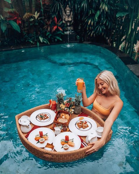 A floating breakfast in Bali is super cool, but it’s definitely not my everyday reality 🙅🏼‍♀️ more like my once (maybe) a year reality 😂 IG… Budget Friendly Honeymoon Destinations, Floating Breakfast, Soho Beach House, Pool Poses, Voyage Bali, Bali Holidays, Vacation Goals, Bali Island, Beautiful Vacations