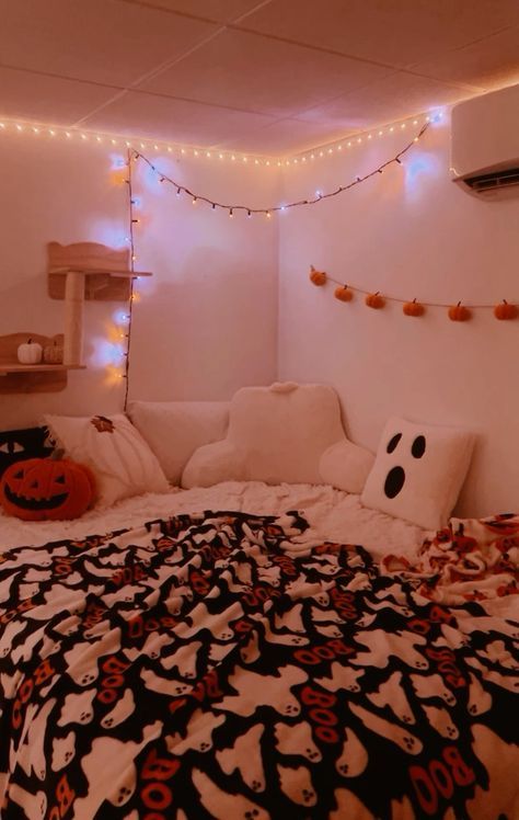 Halloween Lamp Diy, Seasonal Room Decor, Halloween Bedroom Decor, Bedroom Ideas For Small Rooms Cozy, Fall Room, Fall Room Decor, Halloween Room, Fall Bedroom Decor, Halloween Bedroom