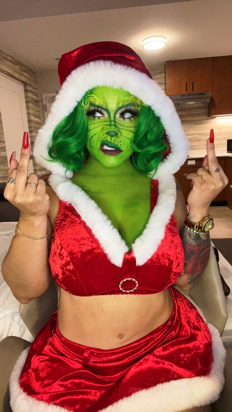 The Grinch Cosplay, Grinch Womens Costume, Grinch Couple Costume, Diy Grinch Costume Women, Female Grinch Costume, Grinch Party Costume, Christmas Creative Makeup, Grinch Costume Women, Grinch Photoshoot Ideas