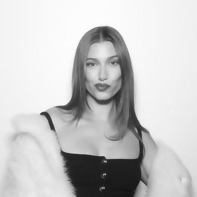 C 🌩️ on Twitter: "These for formal outfits/red carpet styles https://t.co/LOLeT6ethO" / Twitter Hailey Rhode, Carpet Styles, Formal Outfits, Hailey Bieber, Holiday Party, Red Carpet, Carpet, On Twitter, Twitter