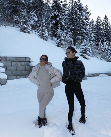 Mode Au Ski, Ski Fits, Snow Fits, Kylie Jenner Modeling, Ski Trip Outfit, Ski Aesthetic, Ski Bunnies, Twenty Twenty, Snow Trip