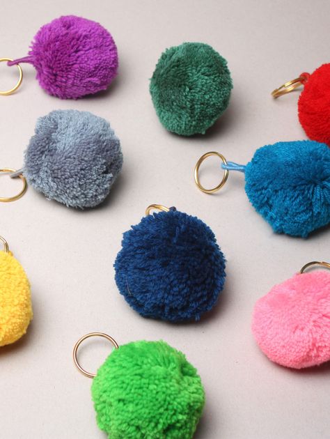 Pom Pom Basic Keyring                                                                                                                                                                                 Mais Bohemia Design, Macrame Colar, Pom Pom Keychain, Pom Pom Crafts, Gift Wrapping Services, Crafts For Teens, Free Gift Wrapping, Craft Videos, Pom Poms