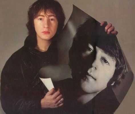 Love this picture of Julian Lennon holding a picture of his father John Lennon! R.I.P. Beatles Kids, Sean Lennon, Beatles Love, John Lennon And Yoko, Julian Lennon, John Lennon Beatles, Beatles Pictures, John Charles, Beatles John