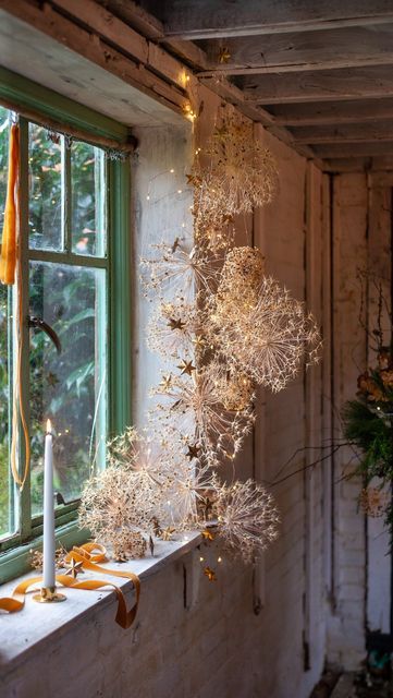 Dried Allium Heads Christmas, Natural Christmas Window Display, Dried Allium Arrangement, Dried Allium Heads, Xmas Garlands Ideas, Winter Window Display Ideas, Anthropologie Window Display Christmas, Dry Flower Installation, Christmas Tree Dried Flowers