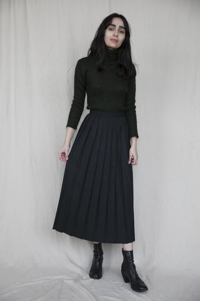 Counselor Outfits, Edgy Professional, Black Maxi Skirt Outfit, Wool Maxi Skirt, Goth Stuff, Modern Goth, Casual Goth, Jewish Girl, Work Fits