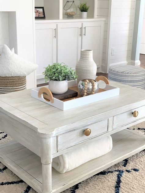 Coffee Table Arrangment, Farmhouse Coffee Table Decor, Coffee Table Vignettes, Coffee Table Decor Living Room, Chic Coffee Table, Table Decorating, Simple Coffee Table, Table Decor Living Room, Coffee Table Farmhouse