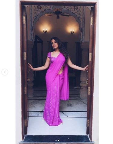 Saree fashion goals,, Kalank Outfits, Indian Wear Dresses, Indian Wear Saree, Sonakshi Sinha Saree, Outfits Traditional, Purple Saree, Anita Dongre, Sonakshi Sinha, Wear Saree