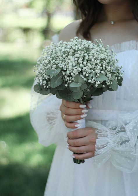 Bridesmaid Bouquet Ideas, Creative Floral Arrangements, Brides Flowers Bouquet, Small Wedding Bouquets, Gypsophila Wedding, Simple Wedding Bouquets, Moon Flowers, Bridal Bouquet Flowers, White Bridal Bouquet