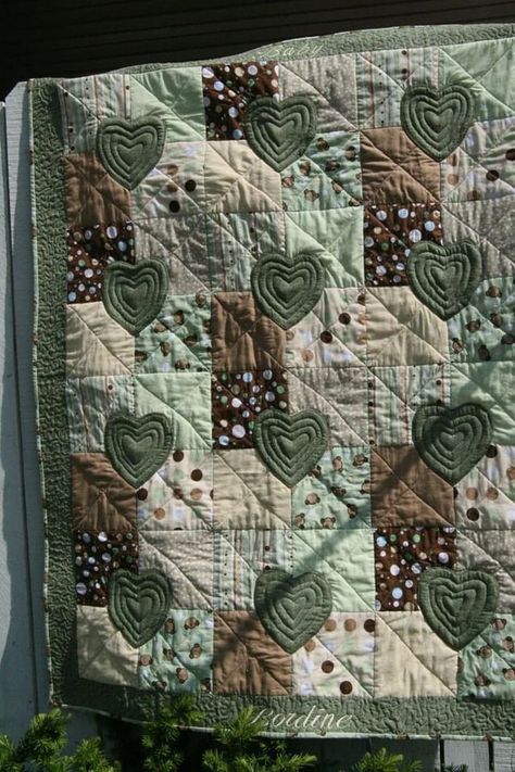 Green Quilt Aesthetic, Green And Brown Quilts Ideas, Forest Green Quilt, Earthy Quilt Color Schemes, Dark Green Quilt Ideas, Aesthetic Quilts, Green Quilts Ideas, Grunge Quilt, Earth Tone Quilt