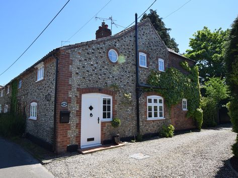 This wonderfully presented cottage is set in the beautiful, historic Georgian town of Holt and provides a family with the ideal base in which to explore the north Norfolk coastline and countryside. Holt Norfolk, Norfolk Cottages, Norfolk Coast, Cosy Bedroom, Cottage Grove, Garden Table And Chairs, Contemporary Cottage, Beautiful Cottages, Family Days Out