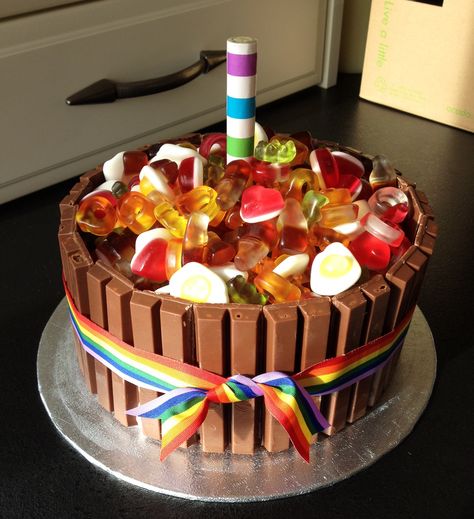 Smarties Cake Birthday, Haribo Cake, Haribo Birthday Cake, Birthday Cake With Skittles, Types Of Birthday Cakes, Kitkat M&m Cake, Birthday Cake With Candy Inside, Easy Kids Birthday Cakes, Smarties Cake