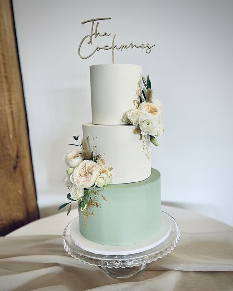 White And Sage Wedding Cake, Wedding Cake Designs Green, Sage And White Wedding Cake, Wedding Cake Sage, Sage Green Wedding Cake Ideas, Wedding Cake Sage Green, Sage Wedding Cake, Sage Green Cake Ideas, Sage Green Wedding Cake