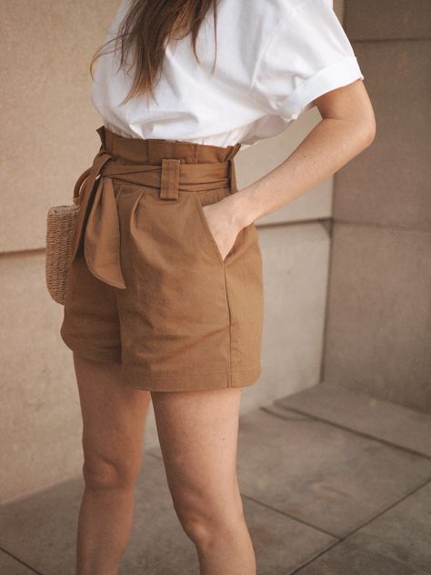 spring style: my uniform for warmer days Short Trousers Outfit Women, Trouser Shorts Outfit, Brown Shorts Outfit, Short Cafe, Trousers Women Outfit, Looks Com Short, Short Social, Short Trousers, Trouser Shorts