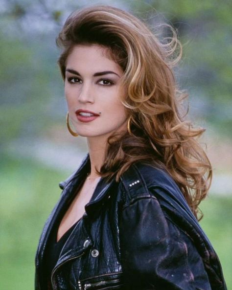 90s Model Hair, Cindy Crawford Young, Cindy Crawford Photo, Exotic Hair, Original Supermodels, 90s Supermodels, 90s Hairstyles, Model Inspo, Model Look