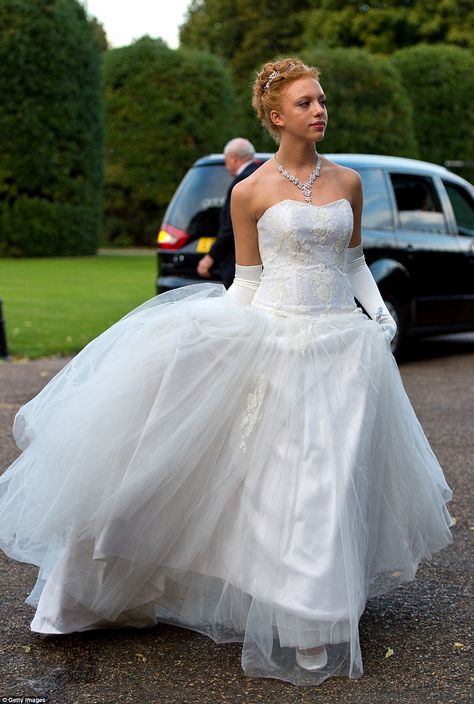 Anna's stunning gown features a full-skirted tulle overlay and an opulent fitted bodice with intricate lacework, which she offset with tasteful diamonds and simple satin pumps Father Of The Bride Outfit, Bride Gloves, Dress And Gloves, Simple Satin, Boris Becker, Debutante Ball, Tennis Champion, Big Dresses, Satin Wedding Gown