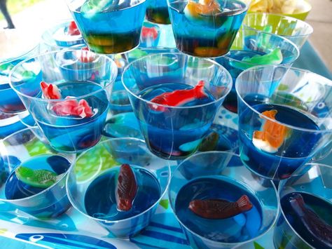 Fish bowl jello cups! Fish Bowl Jello, Science Party Food, Seuss Snacks, Dr Seuss Snacks, Science Birthday Party Ideas, Dr Suess Week, Kids Birthday Party Food, Science Birthday Party, Jello Cups