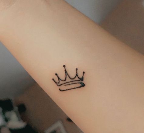 Mini Mehendi Tattoo, Tiny Crown Tattoos For Women, Simple Crown Tattoo, Crown Tattoos For Women, Tattoo Catalog, Small Henna, Basic Tattoos, Henna Designs Wrist, Tato Henna