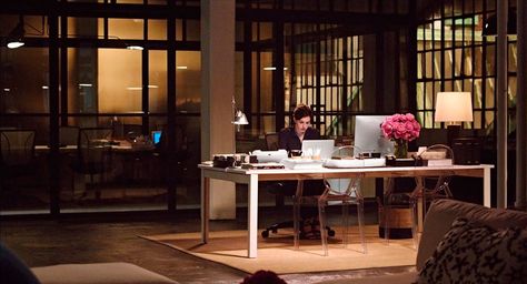 Set Design: The Intern | Traditional Home The Intern Movie, Chic Office Space, Design Studio Workspace, The Intern, Farmhouse Side Table, Nancy Meyers, Dream Office, Office Inspo, Movie Sets