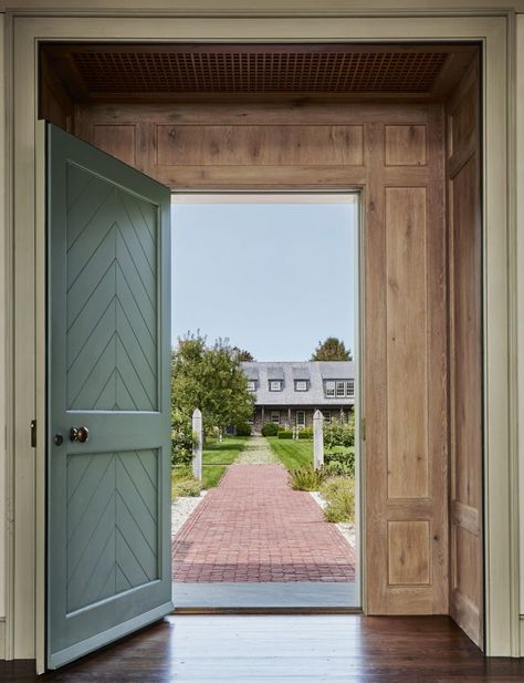 Agrarian Estate in East Hampton | Ferguson & Shamamian Timber Posts, Ranch Exterior, European Farmhouse, Rustic Aesthetic, Spanish Revival, Greek Revival, Post And Beam, East Hampton, New Home Designs