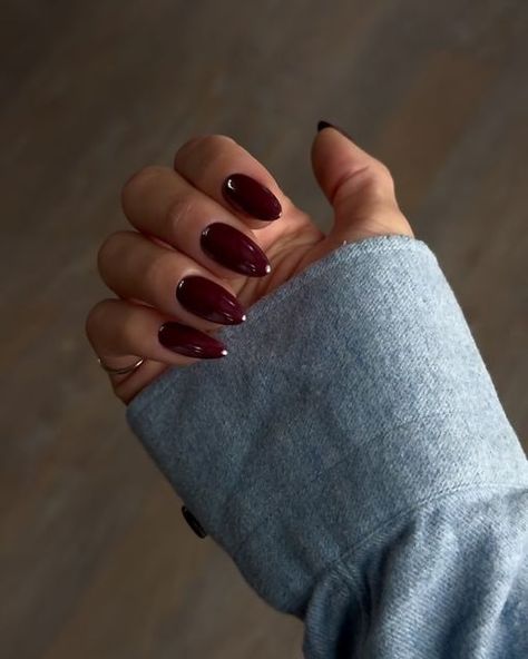 Press-on Nails - Noho Nails on Instagram: "Cherry Red Chrome  Falls must have set ❤️❤️❤️" Red Nails With Chrome, Winter Nails Diy, Red Winter Nails, Winter Nails Designs, Nails With Chrome, Red Chrome Nails, Red Gel Nails, Dark Red Nails, Wine Nails