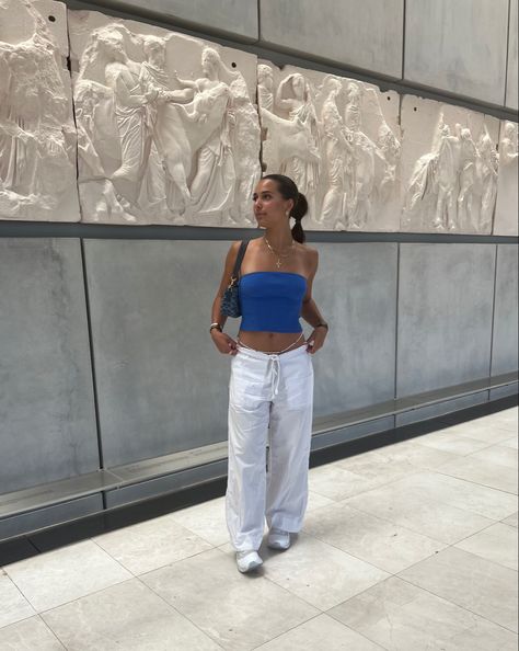 Parachute Pants Tube Top, Summer Outfits Parachute Pants, White Parachute Pants And Corset, Blue Tube Top Outfit Aesthetic, Linen Parachute Pants Outfit, Blue Bandeau Top Outfit, Cute Parachute Pants Outfits, Grey Parachute Pants Outfit Summer, Zara Parachute Pants Outfit