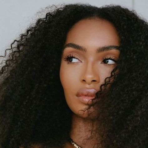 Yara (The face) Shahidi on Instagram: "🥂" Yara Shahidi Photoshoot, Grownish Zoey, Yara Shahidi Makeup, Yara Shahidi Aesthetic, Yara Shahidi Hairstyles, Yara Shahidi, Princess Aesthetic, Celebrity Look, Fav Celebs