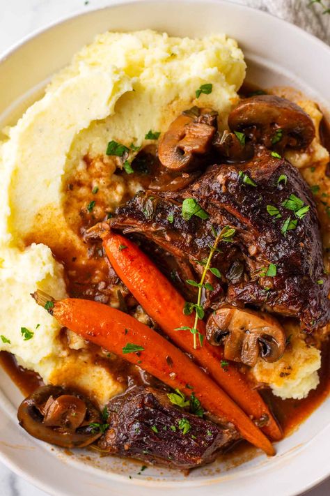 Red Wine Braised Beef! This oven braised beef with red wine is the ultimate fall and winter comfort food! It's tender, juicy, and so flavorful. Red Wine Beef Roast, Dutch Oven Whole Chicken, Red Wine Braised Beef, Wine Braised Beef, Dutch Oven Roast Chicken, Cozy Winter Recipes, Cooking Beef, Cozy Dinners, Beef Meals