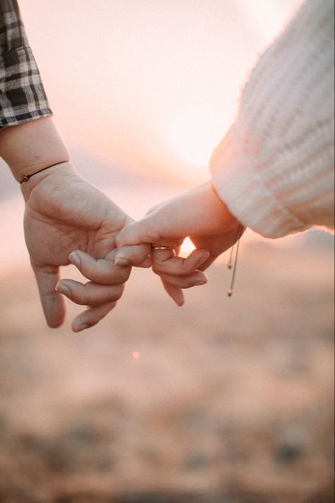 Couple Poses Near Lake, Couples Photoshoot River, Mommy And Me Lake Photo Shoot, Lake Couples Photos, Lake Photoshoot Ideas Couple, Sunrise Photoshoot Couple, Couple Photoshoot Poses Creative, Couple Lake Photos, Couples Photography Prompts