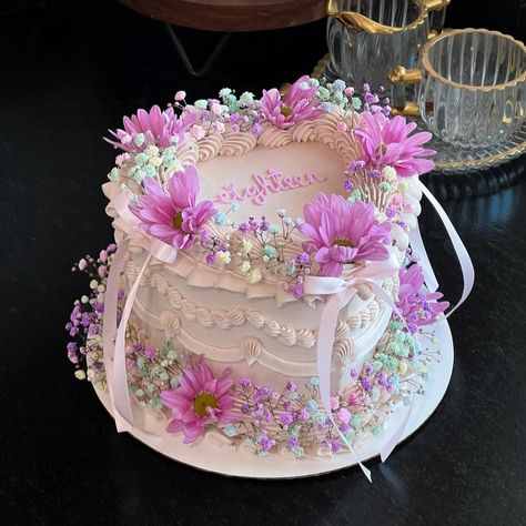 Vintage Cake With Butterflies, Lavender Vintage Cake, Lilac Vintage Cake, Vintage Frilly Cakes, Butterfly Cake Lavander, 19th Bday, Bridgerton Party, Happy Birthday Cake Pictures, Birthday Picnic