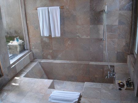 just for reference, slab-sided tiled sunken bath Sunken Bath, Sunken Bathtub, Sunken Tub, Bathtub Shower Combo, Tub Remodel, Bathroom Improvements, Shower Tub Combination, Piscina Interior, Bathtub Tile