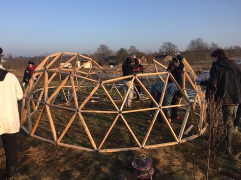 How to build a dome (DIY) | Ecoblog Diy Potting Table, Geodesic Dome Plans, Geodesic Greenhouse, Geodesic Dome Greenhouse, Geometric Dome, Yurt Home, Math Models, Dome Greenhouse, Geodesic Domes